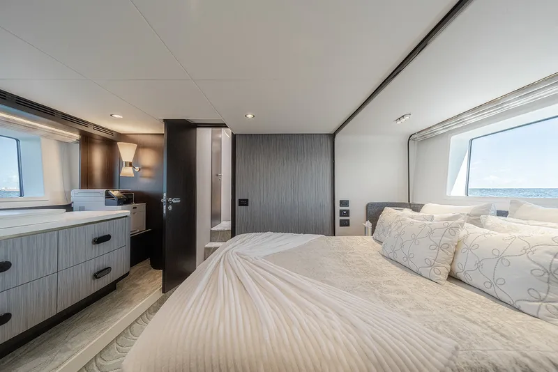 Slide: The Image of Azimut 60 Fly 2020 - 27