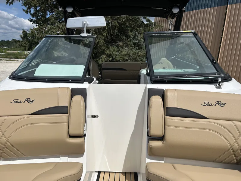 Slide: The Image of Sea Ray SLX 260 Surf 2024 - 3