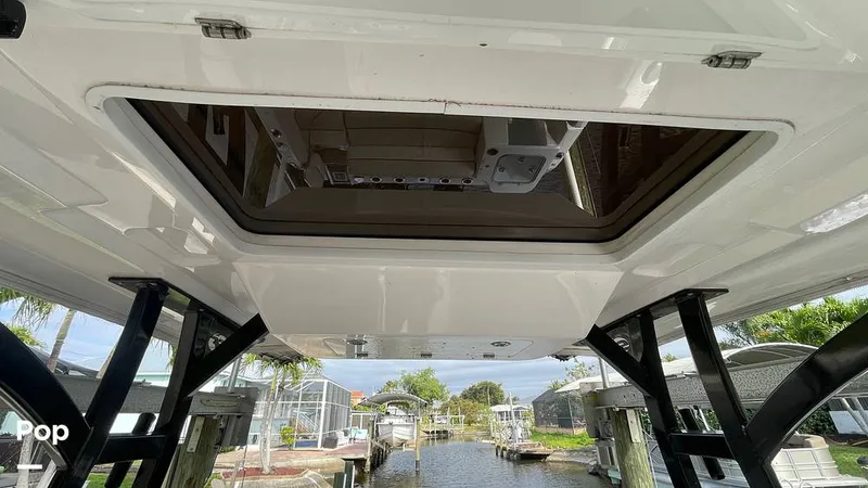 Slide: The Image of Sun Roof Tinted Glass - 16292669