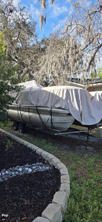 Slide: The Image of Sun Tracker 22 DLX Party Barge 2016 - 16281941