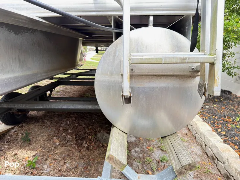 Slide: The Image of Sun Tracker 22 DLX Party Barge 2016 - 16283790