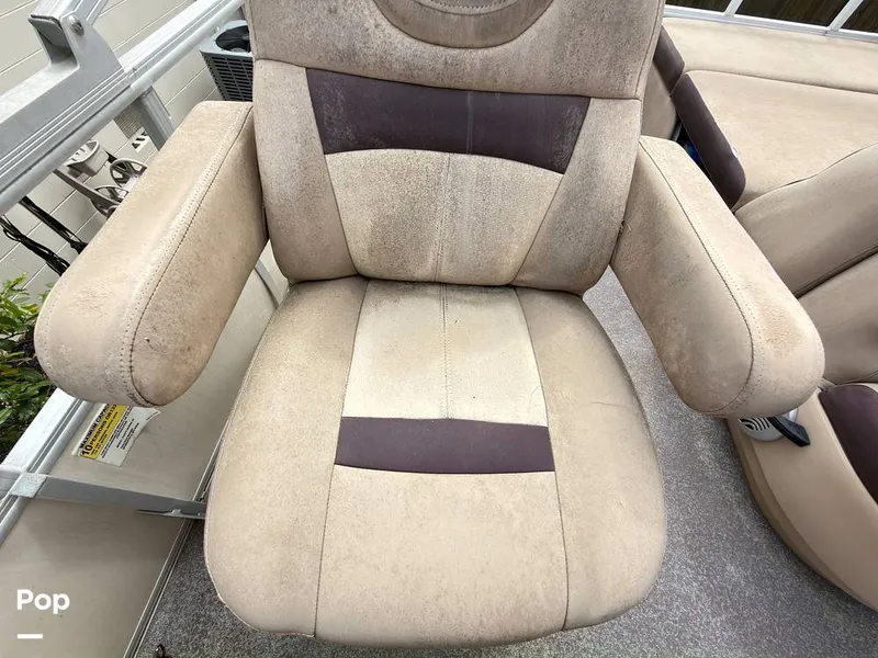 Slide: The Image of Sun Tracker 22 DLX Party Barge 2016 - 16283824