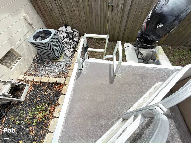 Slide: The Image of Sun Tracker 22 DLX Party Barge 2016 - 16283837