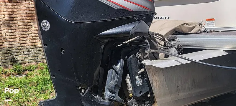 The Image of Sun Tracker Party Barge DLX 2016 - undefined