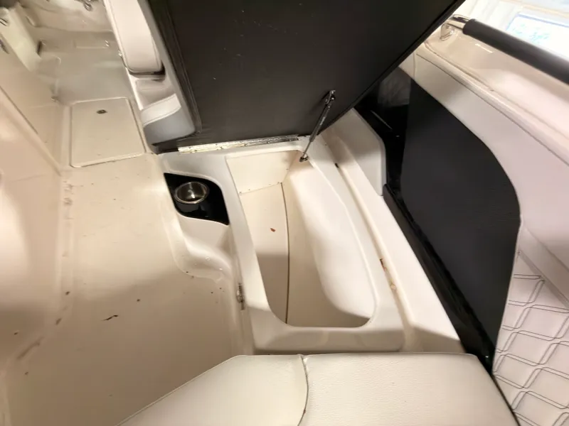 Slide: The Image of Sea Ray SLX 260 Surf 2024 - 45