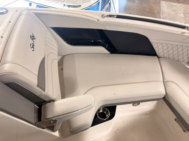 Slide: The Image of Sea Ray SLX 260 Surf 2024 - 43