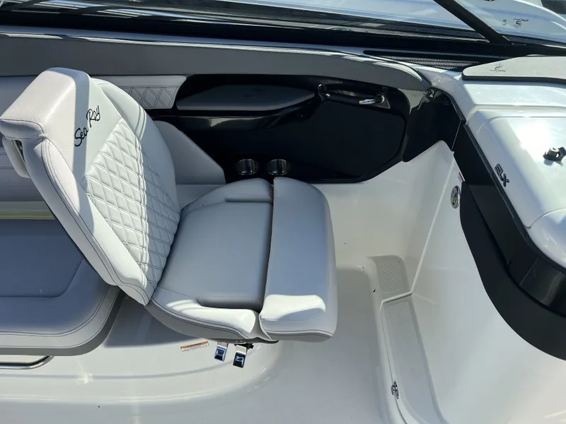 Slide: The Image of Sea Ray SLX 260 Surf 2024 - 12