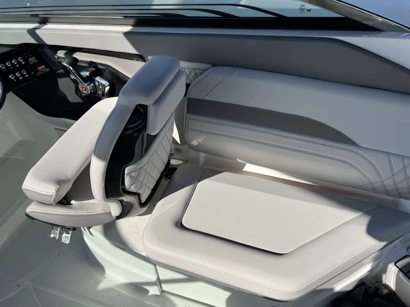 Slide: The Image of Sea Ray SLX 260 Surf 2024 - 14