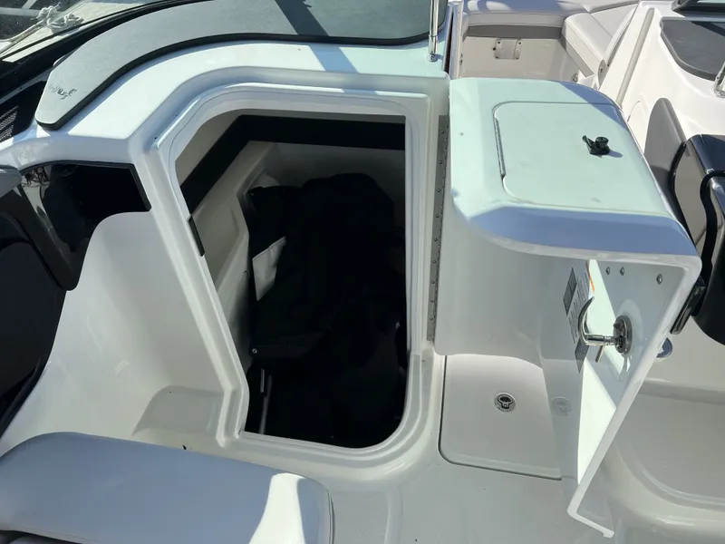 Slide: The Image of Sea Ray SLX 260 Surf 2024 - 15