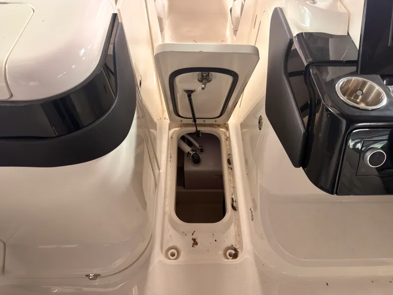 Slide: The Image of Sea Ray SLX 260 Surf 2024 - 41
