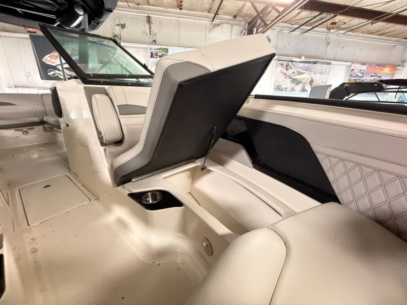 Slide: The Image of Sea Ray SLX 260 Surf 2024 - 44