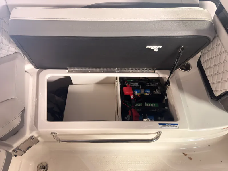 Slide: The Image of Sea Ray SLX 260 Surf 2024 - 21
