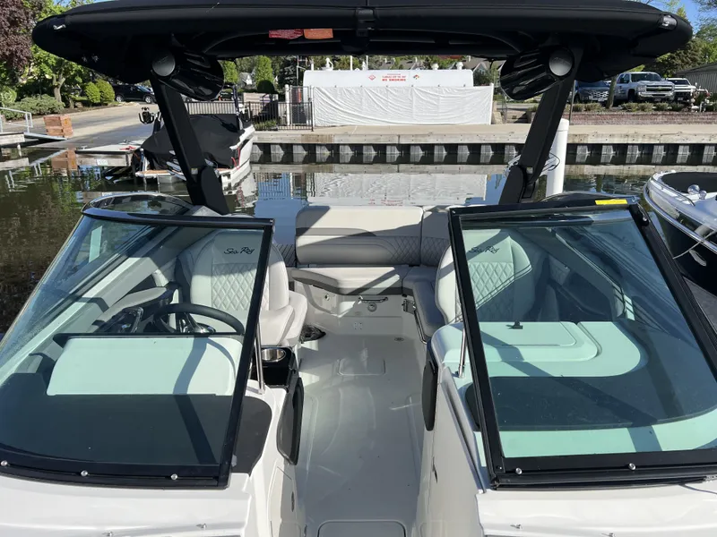 Slide: The Image of Sea Ray SLX 260 Surf 2024 - 8