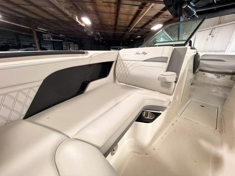 Slide: The Image of Sea Ray SLX 260 Surf 2024 - 48
