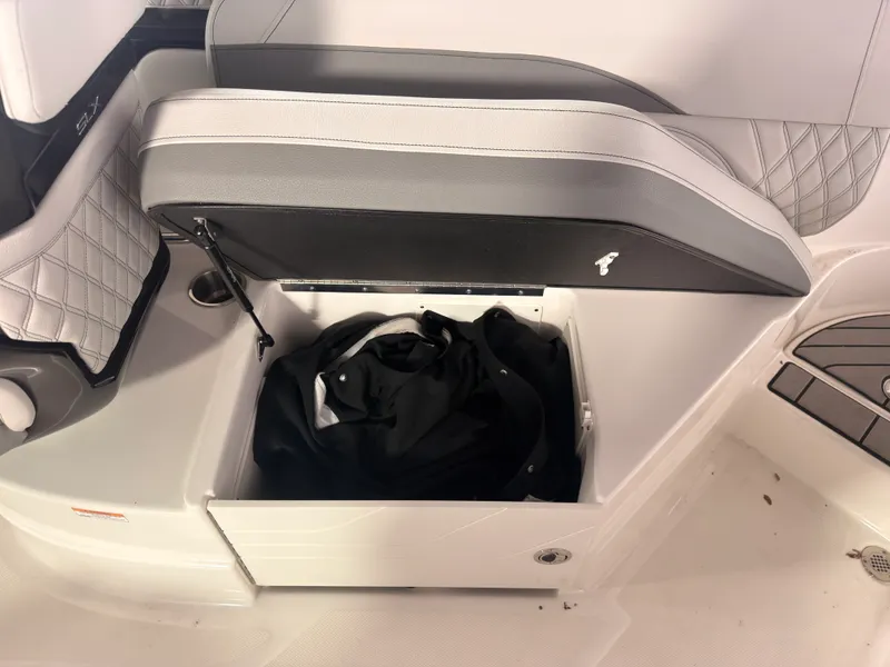 Slide: The Image of Sea Ray SLX 260 Surf 2024 - 24