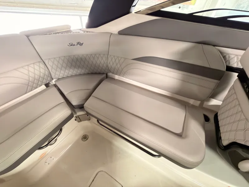 Slide: The Image of Sea Ray SLX 260 Surf 2024 - 19
