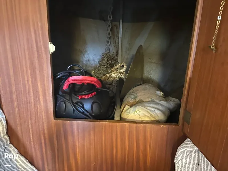 Slide: The Image of Hatteras 43 Double Cabin Motor Yacht 1988 - 16304396