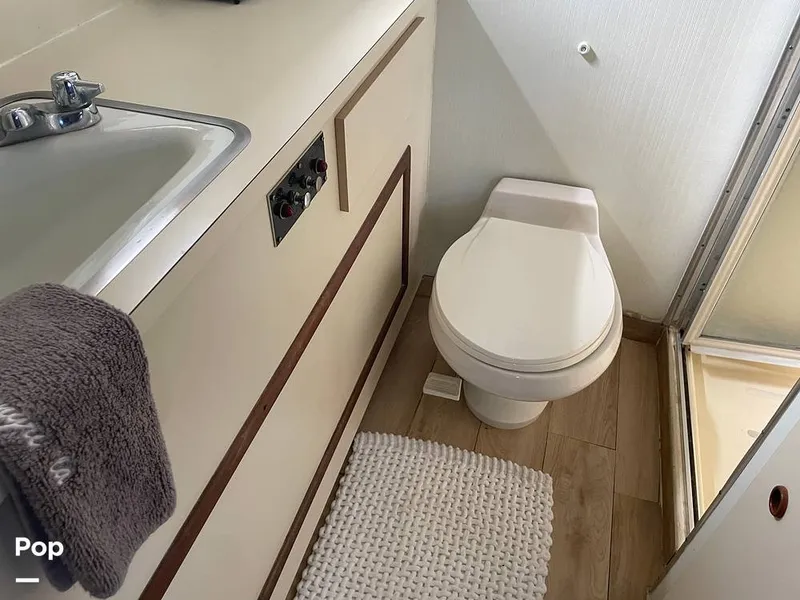 Slide: The Image of Hatteras 43 Double Cabin Motor Yacht 1988 - 16304490