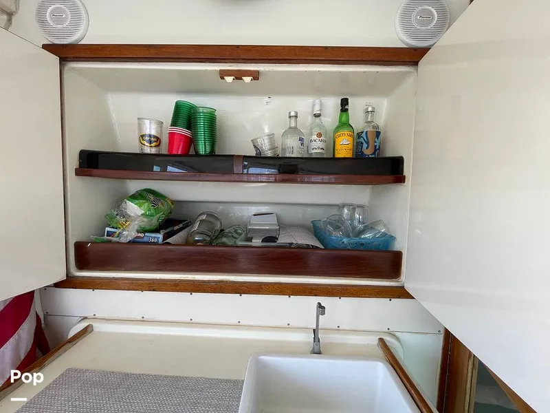 Slide: The Image of Hatteras 43 Double Cabin Motor Yacht 1988 - 16303544