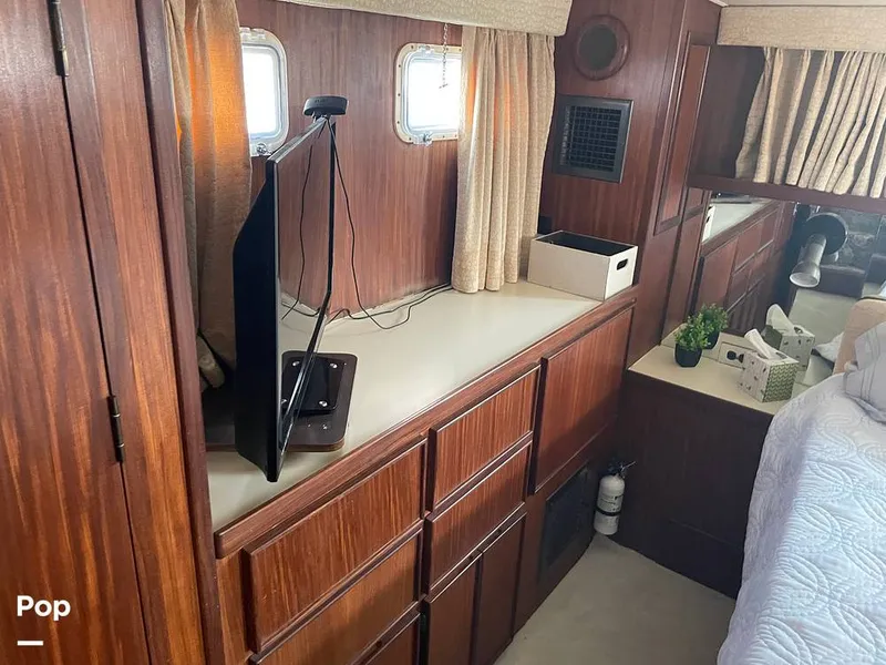 Slide: The Image of Hatteras 43 Double Cabin Motor Yacht 1988 - 16304346