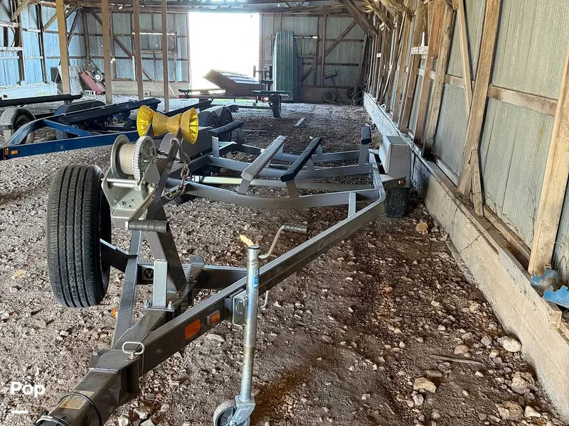 Slide: The Image of Crownline Boats E215 XS 2020 - 16296954