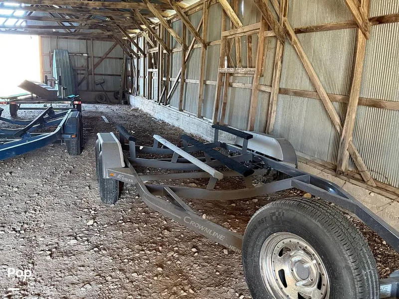 Slide: The Image of Crownline Boats E215 XS 2020 - 16296955