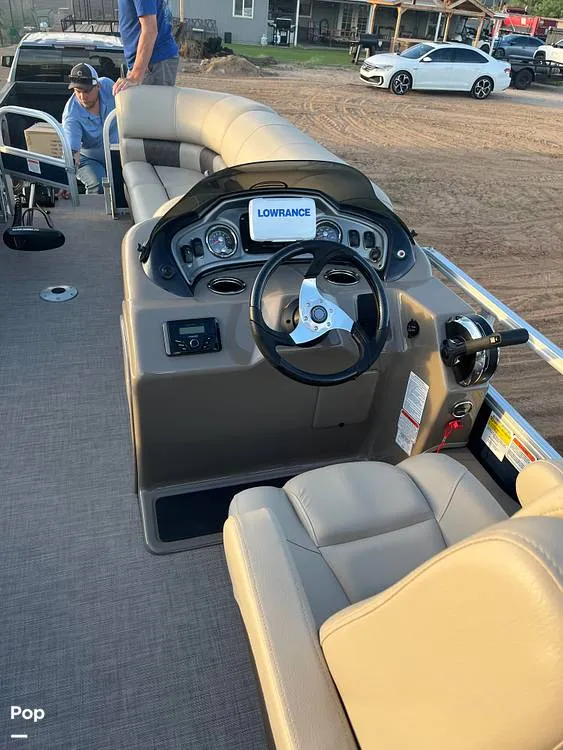 Slide: The Image of Sun Tracker SportFish 22 DLX 2022 - 16269144