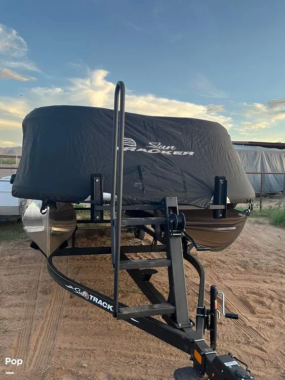 Slide: The Image of Sun Tracker SportFish 22 DLX 2022 - 16269142