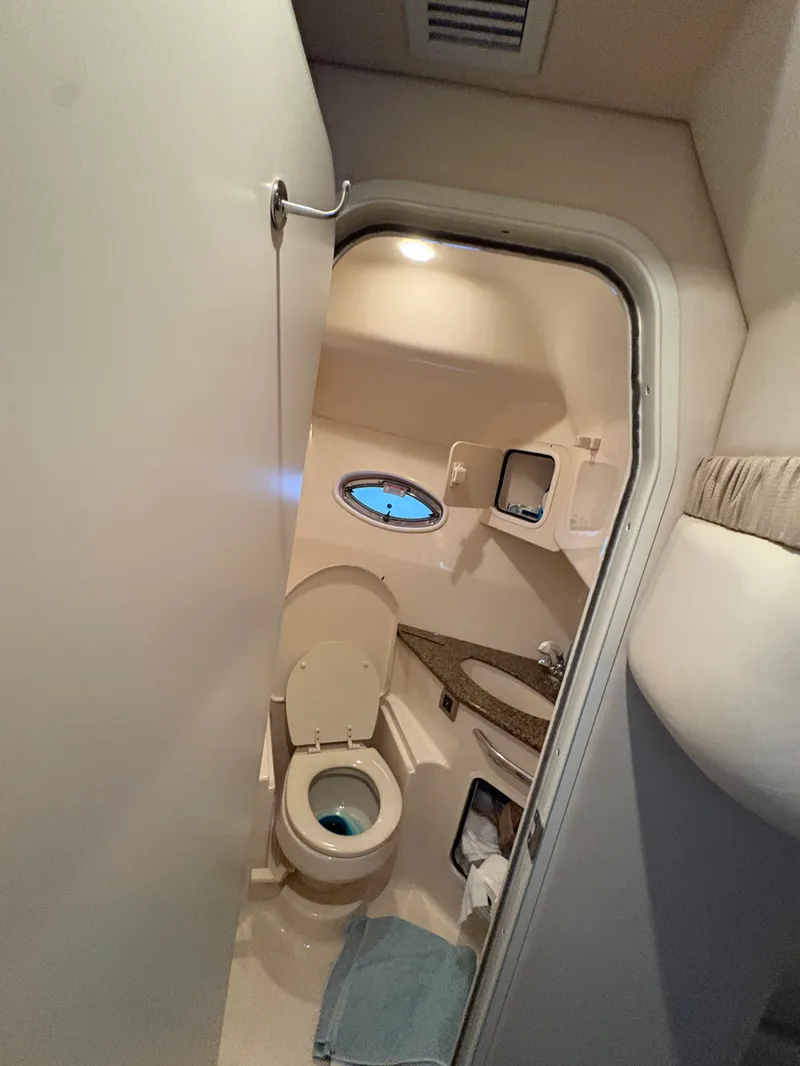 Slide: The Image of Sea Ray 420 Sundancer 2005 - 30