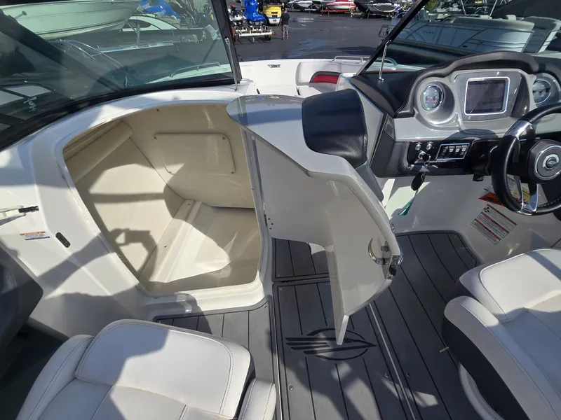 Slide: The Image of Chaparral 2430 VRX 2020 - 25