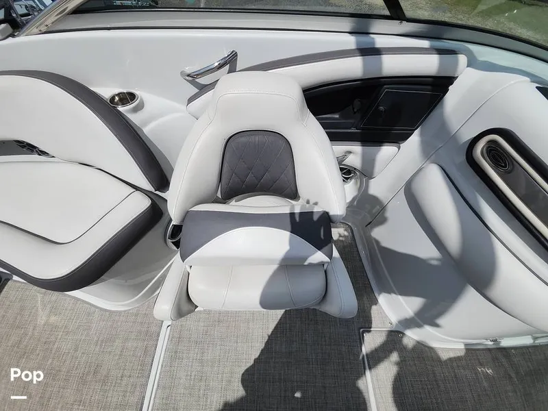 Slide: The Image of Crownline Boats E255 XS 2022 - 16321520