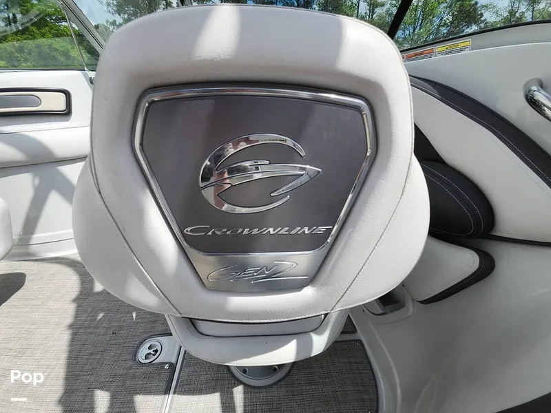 Slide: The Image of Crownline Boats E255 XS 2022 - 16321525