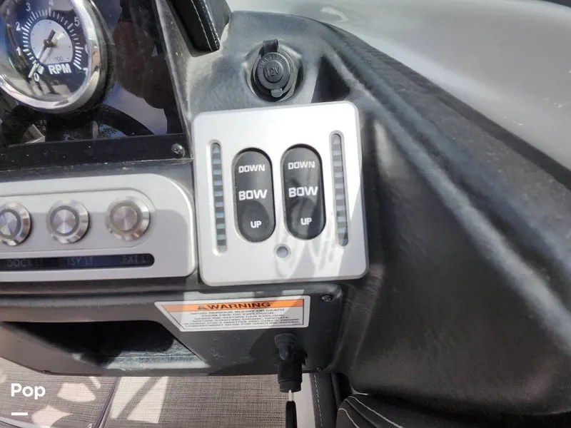 Slide: The Image of Crownline Boats E255 XS 2022 - 16321527