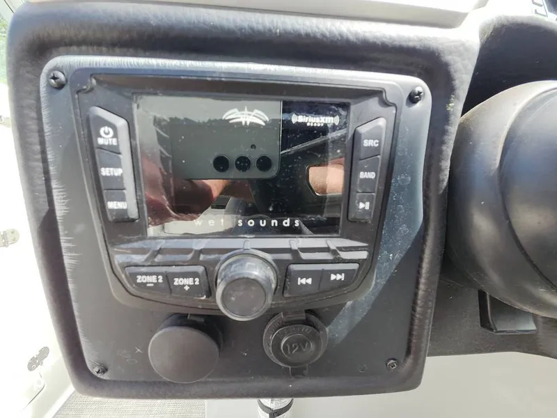 Slide: The Image of Crownline Boats E255 XS 2022 - 16322724