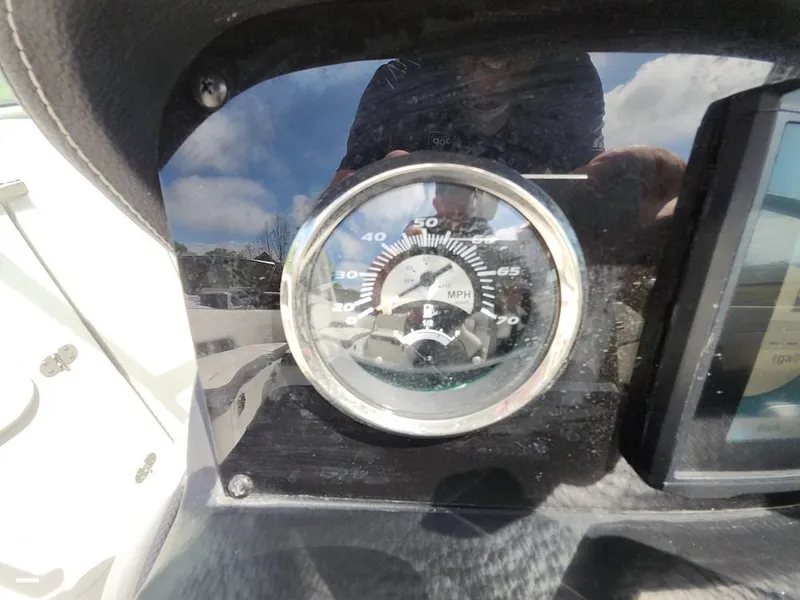 Slide: The Image of Crownline Boats E255 XS 2022 - 16321531