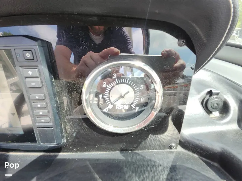 Slide: The Image of Crownline Boats E255 XS 2022 - 16321532