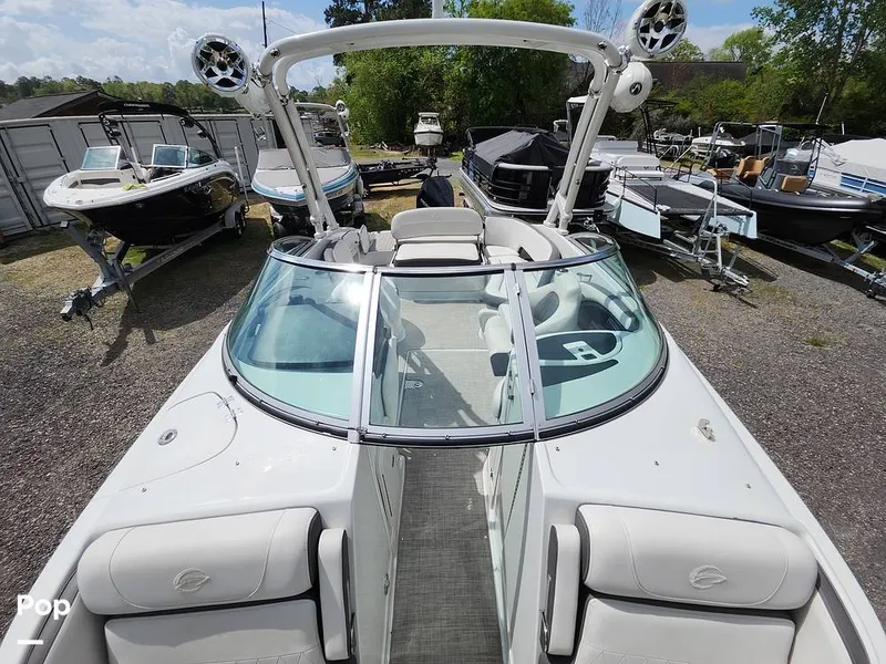 Slide: The Image of Crownline Boats E255 XS 2022 - 16321534