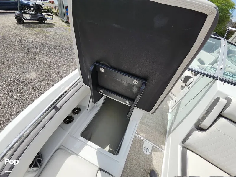 Slide: The Image of Crownline Boats E255 XS 2022 - 16321545