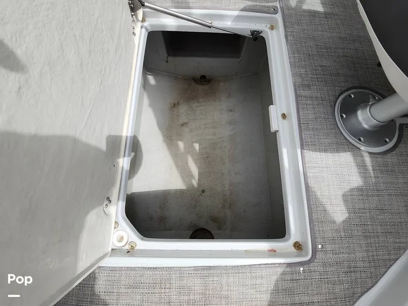 Slide: The Image of Crownline Boats E255 XS 2022 - 16321557