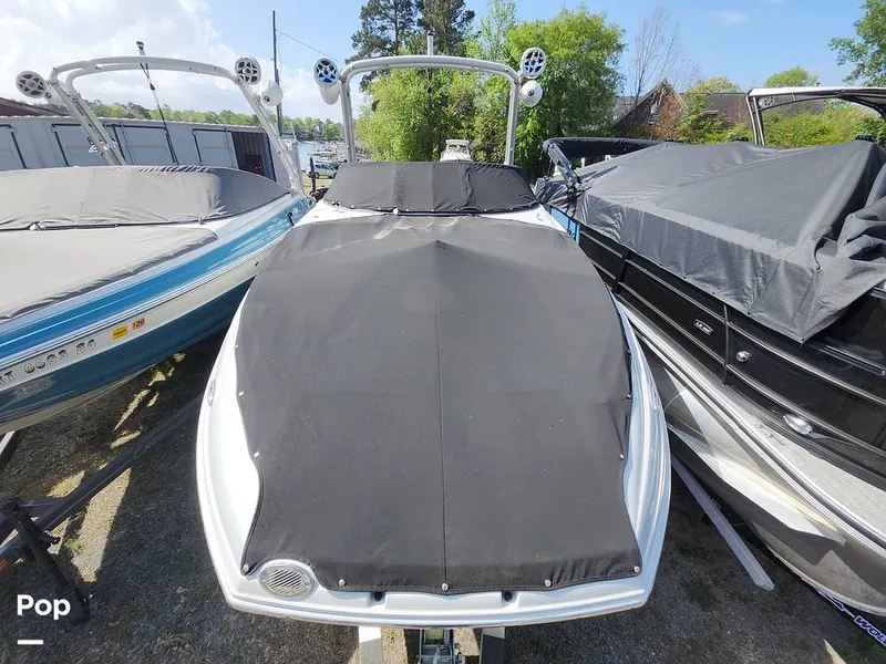 Slide: The Image of Crownline Boats E255 XS 2022 - 16322723