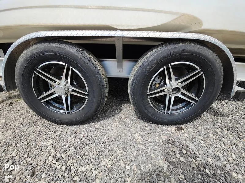 Slide: The Image of Crownline Boats E255 XS 2022 - 16321559