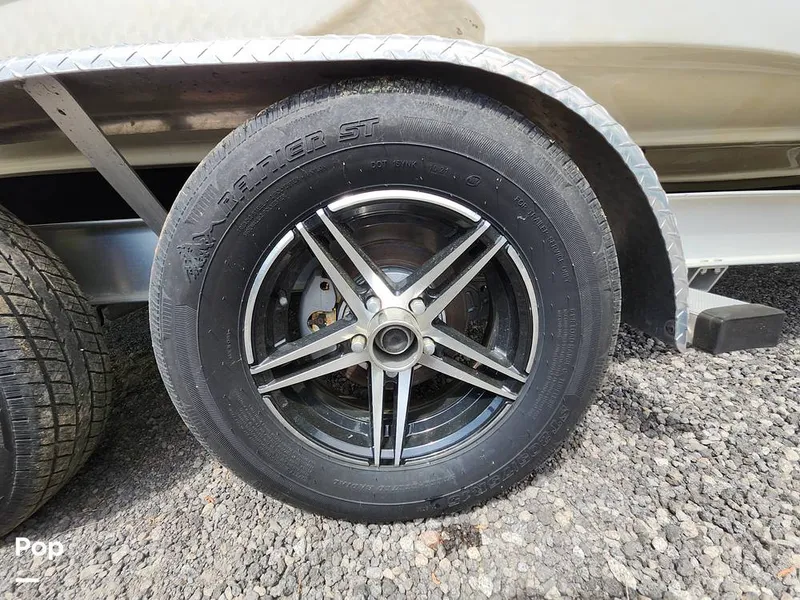 Slide: The Image of Crownline Boats E255 XS 2022 - 16321563