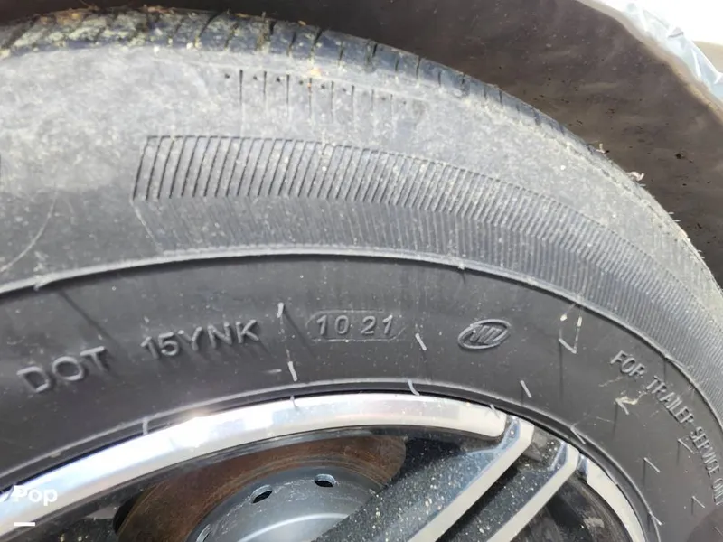 Slide: The Image of Crownline Boats E255 XS 2022 - 16321564