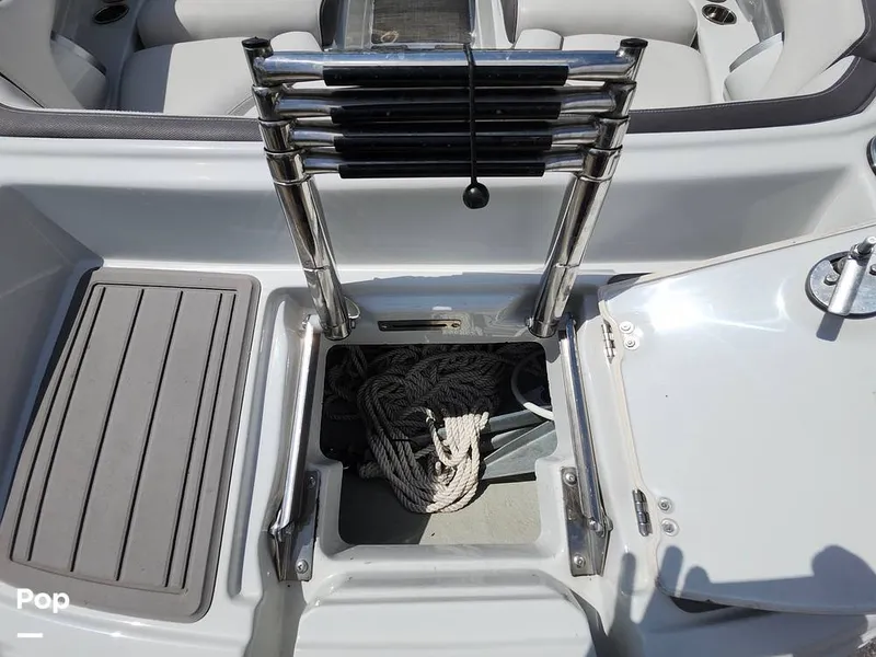 Slide: The Image of Crownline Boats E255 XS 2022 - 16321430