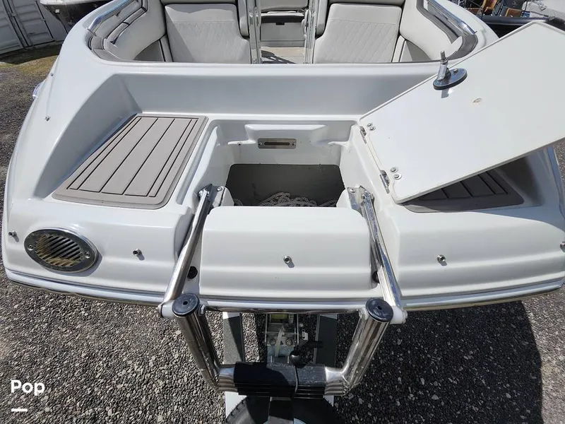 Slide: The Image of Crownline Boats E255 XS 2022 - 16321431