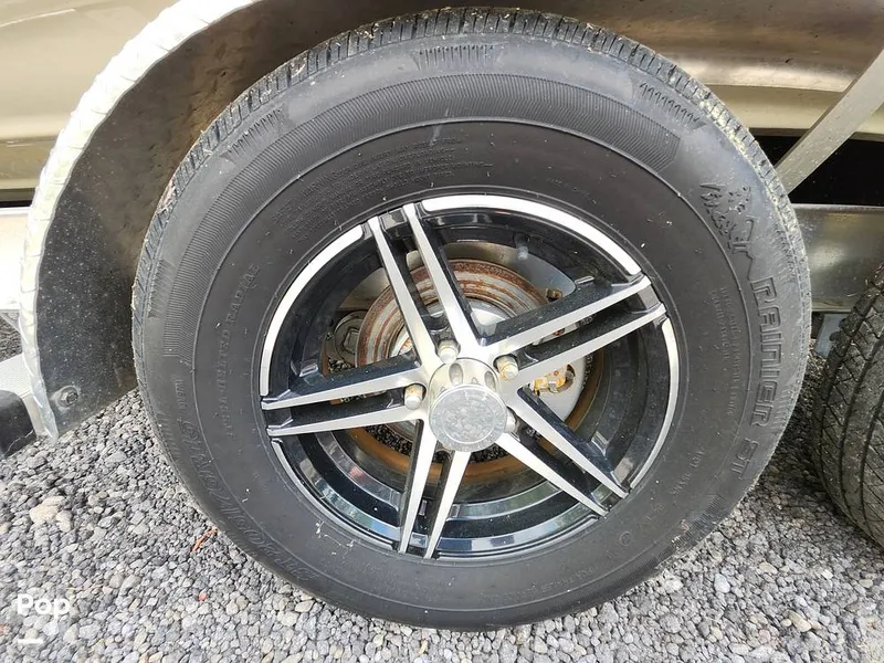 Slide: The Image of Crownline Boats E255 XS 2022 - 16321578