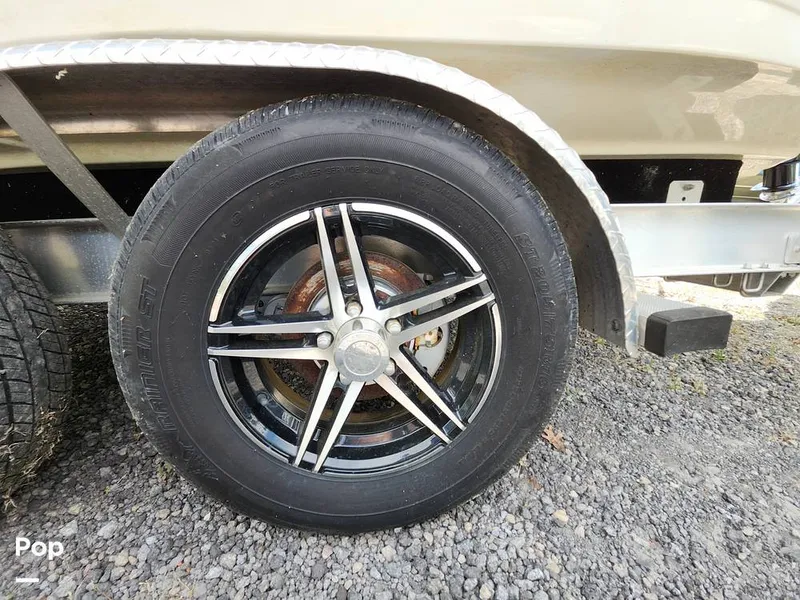 Slide: The Image of Crownline Boats E255 XS 2022 - 16321581