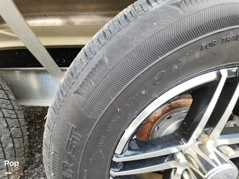 Slide: The Image of Crownline Boats E255 XS 2022 - 16321582