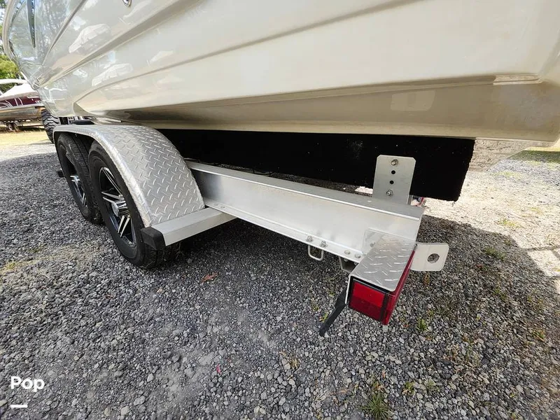 Slide: The Image of Crownline Boats E255 XS 2022 - 16321584