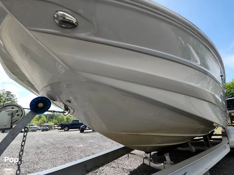 Slide: The Image of Crownline Boats E255 XS 2022 - 16321436
